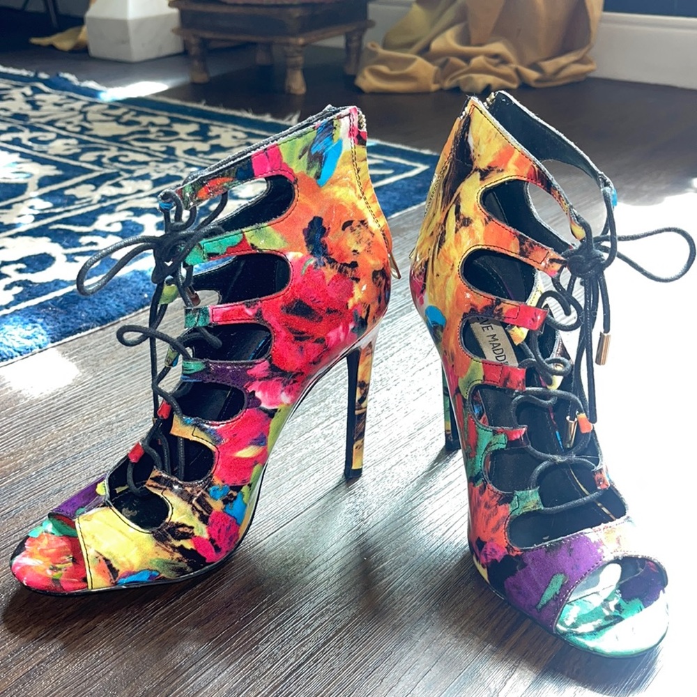 STEVE MADDEN Rainbow lace up heels! Size 7.5